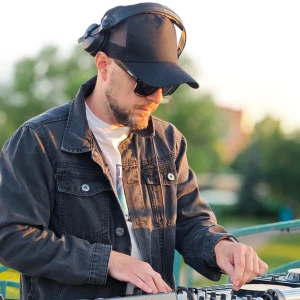 DEEPUNK - LTM (Listen True Music)